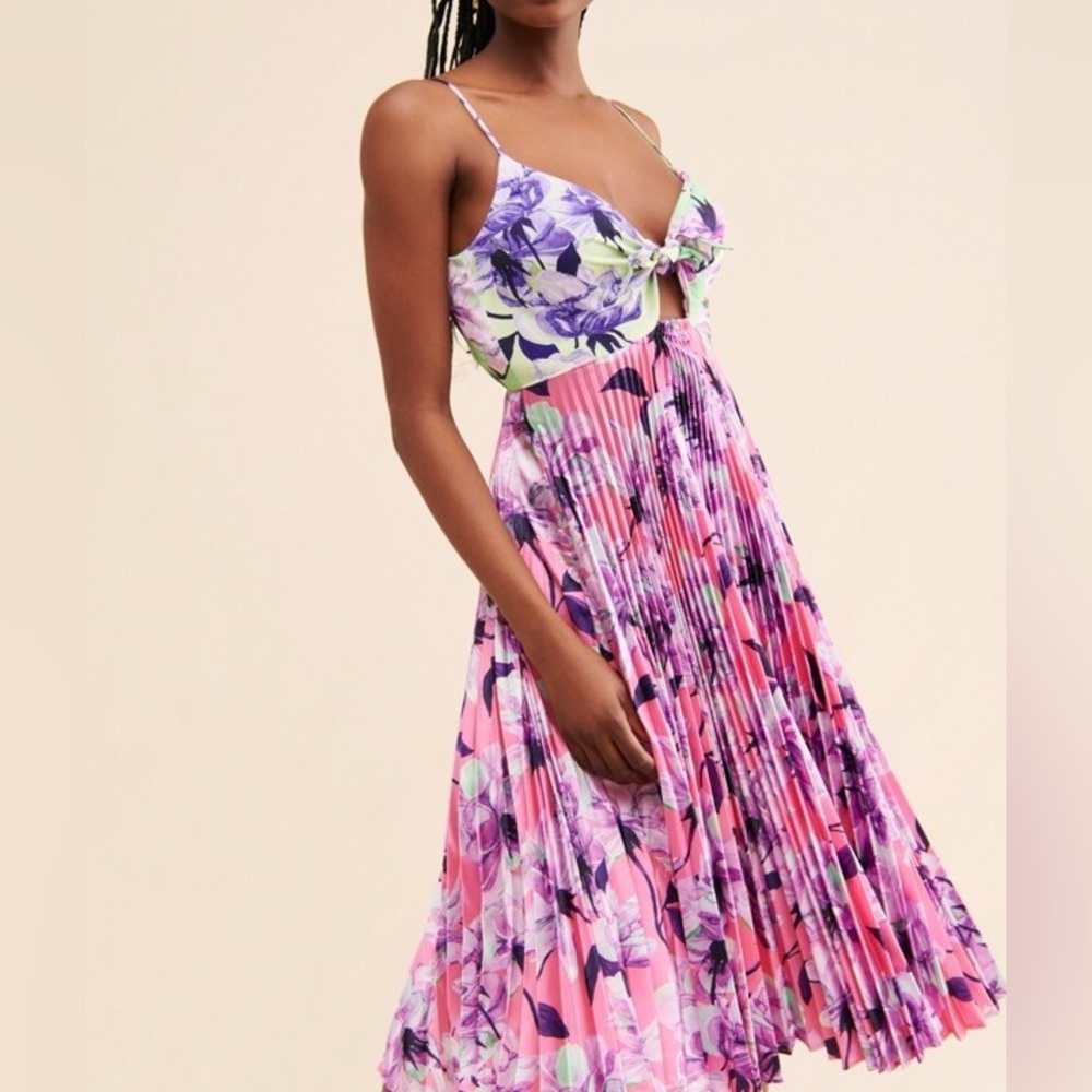 Delfi Quinn Pleated Floral Midi Dress